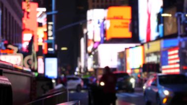New York City Times Meydanı, Manhattan Midtown Broadway Caddesi, ABD. Amerikan NYC sarı taksi, şehir trafiği. - İnsanlar. Reklam tabelaları, ticari reklamlar, parlayan reklam panoları..
