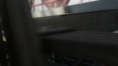 New York metro treni, Williamsburg Köprüsü. Kirli pencereden kamerayı sallamak. Manhattan metro ulaşımı, metropol trafiği. Yolcu yükseltilmiş demiryolu. Doğu Nehri, Midtown, ABD.