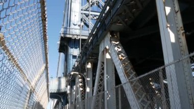 Manhattan Köprüsü 'nden Brooklyn Dumbo' ya. New York 'un sembolü, Amerika' nın seyahat yeri. Birleşik Devletler 'in mimarisi, turizm simgesi. Kablolu yayın köprüsü. Yaya yolundan kablolar ve gökyüzü. Düşük açı.