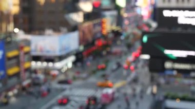 New York City Times Meydanı, Manhattan Midtown Broadway Caddesi, ABD. Amerikan NYC şehir hayatı. Yol trafiği, yukarıdan gelen insanlar. Reklam tabelaları, ticari reklamlar, parlayan reklam panoları..