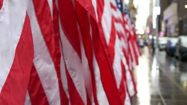 New York, sıra sıra Amerikan bayrakları. Broadway Times Meydanı yakınlarındaki Manhattan şehir merkezi, Rockefeller metrosu. 48. Cadde 'deki insanlar. Özgürlük, demokrasi, özgürlük ve vatanseverliğin sembolü. Yağmurlu 11 Eylül