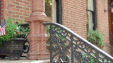 New York City konak binası, Brooklyn Heights yerleşim bölgesi, ABD. Brownstone şehir mimarisi, bağlı ev. Amerika Birleşik Devletleri emlak, Amerikan mülkü, New York 'ta apartmanlar ve evler.