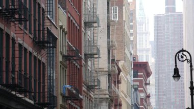 Broadway caddesi yakınlarındaki New York City Manhattan Soho moda bölgesi. Amerikan şehir binası cephesi, eski Amerikan mimarisi. New York, Amerika 'dan alışveriş. İş ve emlak işleri. Fener..