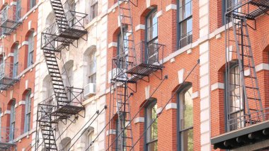New York City klasik bina mimarisi, Manhattan, ABD. Şehir dışındaki konutlar. Birleşik Devletler 'de gayrimenkul. Tipik kırmızı tuğla cephesi. Yangın çıkışı, acil merdiven çıkışı..