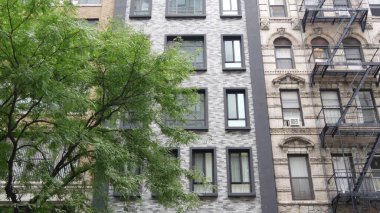 New York City klasik bina mimarisi. Şehir dışındaki konutlar. ABD 'de gayrimenkul. Amerika 'da tipik bir tuğla cephesi. Yangın çıkışı, acil merdiven çıkışı..