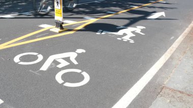 Bisiklet şeridi asfalt levhası, New York. Bisiklet yolu, bisikletçiler için bisiklet yolu, Manhattan. Patenler ve patenler için harika bir yol. Eğlence amaçlı spor etkinliği altyapısı, motosiklet bisikleti, ABD.