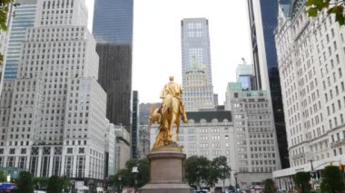 New York, ABD - 11 Eylül 2023: Manhattan Midtown. 5. Cadde 'deki Central Park, ABD. Amerikan şehir parkı, New York. Grand Army Plaza 'dan Plaza Otel mimarisi. Anıt