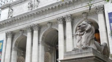 New York, Birleşik Devletler - 13 Eylül 2023 Manhattan şehir merkezi Bryant Parkı. Halk kütüphanesi mimarisi, 42 ve 5. caddeler. ABD simgesi. Dış görünüş ve aslan heykeli.