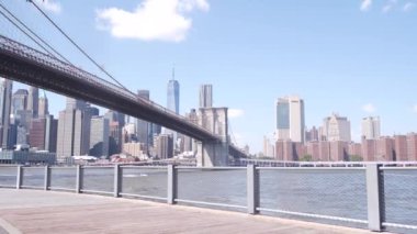New York, ABD - 30 Ağustos 2023 Brooklyn Köprüsü, Manhattan şehir merkezi silueti, finans bölgesi deniz manzarası. Dünya Ticaret Merkezi, Dünya Ticaret Merkezi gökdeleni. Dumbo Nehri, Doğu Nehri.