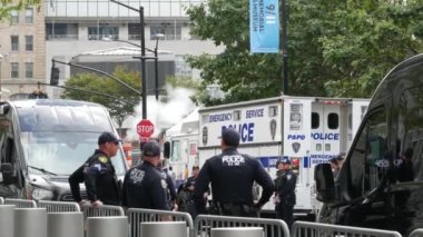 New York City, ABD - 11 Eylül 2023: İtfaiyeciler Vatanseverlik Günü 'nü kutladı. Polis arabaları, polis memurları 911 Memorial Havuzları yakınlarında. NYPD İtfaiye Merkezi, Manhattan 10 İtfaiye Merkezi, ABD.