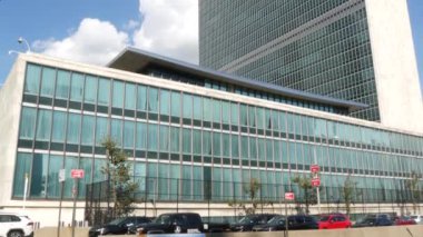 New York, ABD - 12 Eylül 2023: Birleşmiş Milletler Genel Merkezi, Manhattan Midtown, ABD. Diplomatik politik uluslararası organizasyon. Genel Kurul konferans oturumu için bayrak sırası.