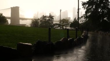 New York, Birleşik Devletler - 11 Eylül 2023 Brooklyn Köprüsü, yağmurlu sisli bir gün. Manhattan şehir merkezi silueti, finans bölgesi şehir manzarası. Dünya Ticaret Merkezi, Dünya Ticaret Merkezi gökdelen manzarası, Dumbo. ABD 'de sonbahar.