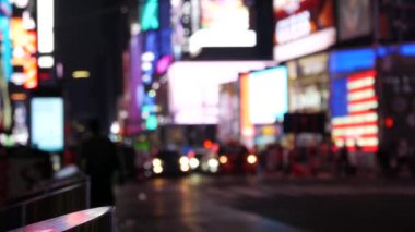 New York, ABD - 5 Eylül 2023: Times Meydanı Manhattan Broadway Caddesi, ABD. Amerikan şehir trafiği. - İnsanlar. Reklam panosu ekranı. Askeri ada bayrağı, asker toplama.