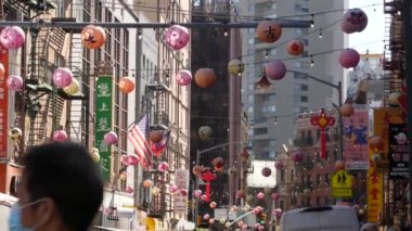 New York, ABD - 14 Eylül 2023: Manhattan Chinatown Mott Caddesi, Çin etnik bölge binaları mimarisi, ABD. Kırmızı yuvarlak kağıt fenerler, insanlar ve hiyeroglifler. Küçük Çin.