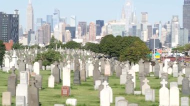 New York, ABD - 14 Eylül 2023: ABD 'deki Calvary Mezarlığı. Manhattan şehir merkezi siluet şehir mimarisi. Mezar taşları, büyük mezarlıklar. Geniş mezarlık çimenleri.