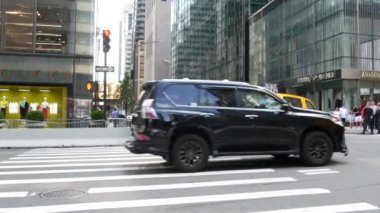 New York, Birleşik Devletler - 13 Eylül 2023 Manhattan Midtown Caddesi, Beşinci Cadde. Amerikan şehir trafiği. Amerika 'da sarı taksi. - İnsanlar. Alışveriş için butik mağazaları, Gucci, Armani.