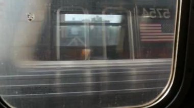 New York, Birleşik Devletler - 2 Eylül 2023: metro treni. Kirli pencereden kamerayı sallamak. Queens metro ulaşımı, metropol trafiği. Yolcu yükseltilmiş demiryolu. İkamet bölgesinin şehir hayatı
