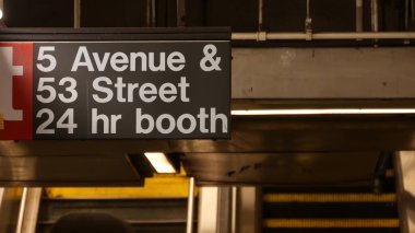 New York metro istasyonu içi, 5 bulvar işareti. Manhattan yeraltı metropolü. Birleşik Devletler metro nakliye navigasyonu. Bilgi levhası NYC kamu yolcu tren yolu. Millet, yürüyen merdiven..