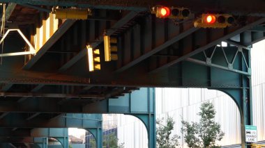 New York metrosu, metropol köprüsü, caddenin üstündeki metro yolu. Demiryolu taşımacılığı. Demiryolu hattı. Queens toplu taşımacılığı. Long Island City, Birleşik Devletler. Sarı trafik ışığı