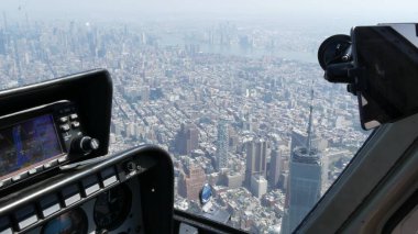 New York Şehri helikopter kabin uçuşu, ABD Manhattan üzerinde uçan helikopter kokpiti. Dünya Ticaret Merkezi Kulesi, şehir merkezi, Tribeca. Ekstrem turizm, ABD seyahati. Kamera titriyor. Kontrol paneli.