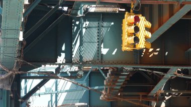 New York metrosu, metropol köprüsü, caddenin üstündeki metro yolu. Demiryolu taşımacılığı. Demiryolu hattı. Queens toplu taşımacılığı. Long Island City, Birleşik Devletler. Sarı trafik ışığı