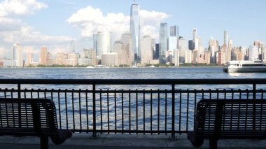 New York City rıhtımı, Manhattan şehir merkezi finans bölgesi, Dünya Ticaret Merkezi binası, nehir manzaralı gökdelenler. Paulus Hook, New Jersey 'den. Birleşik Devletler mimarisi. Hudson Nehri.