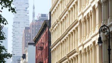 Broadway caddesi yakınlarındaki New York City Manhattan Soho moda bölgesi. Amerikan şehir binası cephesi, eski Amerikan mimarisi. New York, Amerika 'dan alışveriş. İş ve emlak işleri. Fener.