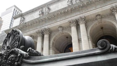 New York, Manhattan şehir merkezi Bryant Parkı. Halk kütüphanesi mimarisi, 42 sokak ve 5. Cadde köşesi, Birleşik Devletler. Amerika 'da NYC' nin simgesi. Dış görünüş.