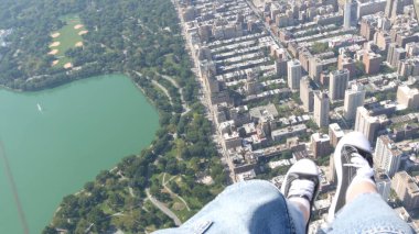New York Şehri 'nin kapıları kapalı, helikopter Manhattan, ABD üzerinde uçuyor. Ayaklar ayakkabıda, bacaklar ayakkabıda, selfie pov. Ekstrem turist macerası, Amerika seyahati. Kamera titriyor. Central Park.