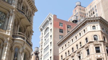 New York City Broadway, Manhattan şehir merkezi klasik bina köşe mimarisi. Şehir dışındaki konutlar. ABD 'de gayrimenkul. Tipik tuğla cephesi. Çatıdaki su kulesi, çatıdaki tank..