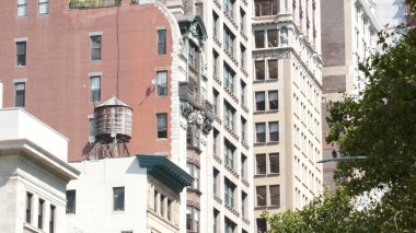 New York City Broadway, Manhattan şehir merkezi klasik bina köşe mimarisi. Şehir dışındaki konutlar. ABD 'de gayrimenkul. Tipik tuğla cephesi. Çatıdaki su kulesi, çatıdaki tank..