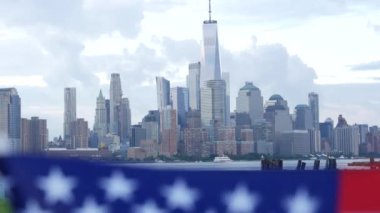 New York City, Amerika Birleşik Devletleri, 11 Eylül 2023 Waterfront Skyline, Manhattan Şehir Merkezi gökdeleni. New Jersey 'den şehir manzarası. Amerikan bayrağı. ABD 'nin bağımsızlık ve anma sembolü