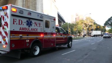 New York, Birleşik Devletler - 7 Eylül 2023 NYFD Ambulans Acil Durum, İtfaiye Ambulansı. Manhattan Köprüsü. Polis devriye arabası, ABD NYPD 911 aracı caddede. Amerikan polis sireni..