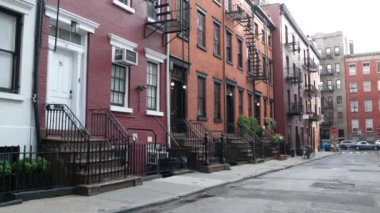 New York City, ABD - 10 Eylül 2023: mimari. Şehir dışındaki konutlar. Emlak mülkü, ABD. Kırmızı tuğla cephe. Greenwich Village Gay Caddesi. Yangın merdiveni çıkışı.