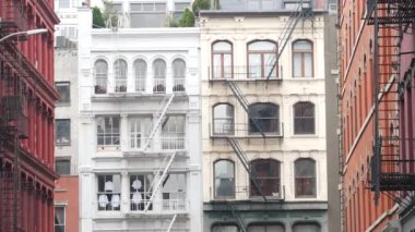 New York City, ABD - 8 Eylül 2023: Manhattan Soho moda bölgesi Crosby sokağı Broadway yakınları. Amerikan şehir binası, eski klasik mimari. Birleşik Devletler iş yeri veya konut gayrimenkulleri