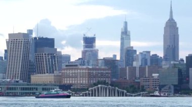 New York City, ABD - 11 Eylül 2023: Waterfront Skyline, Manhattan Midtown Empire State Building, nehir manzaralı gökdelenler mimarisi. Küçük Ada. Liman kenti, Hoboken, New Jersey.