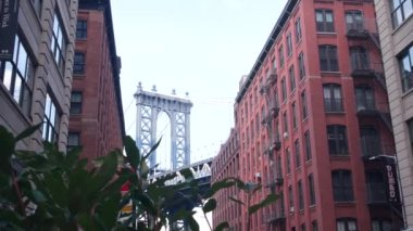 New York, ABD - 30 Ağustos 2023: Manhattan Köprüsü Dumbo, Brooklyn. Washington Caddesi 'nde Water Caddesi' nin yanındaki kırmızı tuğladan bina. Klasik NYC endüstriyel mimarisi. İkonik turist simgesi