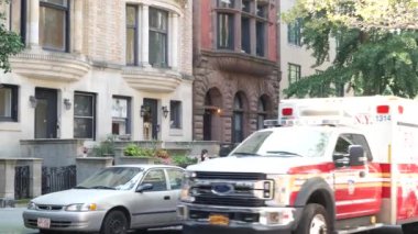 New York, Birleşik Devletler - 7 Eylül 2023 NYFD Ambulans Acil durumu, Amerikan İtfaiyesi sağlık kamyonu. ABD 911 aracı Brooklyn Heights caddesinde. NYC ilk müdahale arabası.