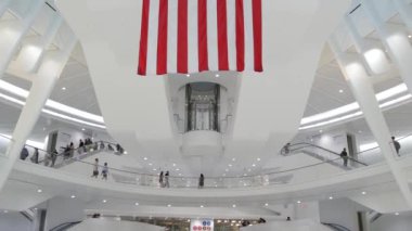 New York, ABD - 10 Eylül 2023: Dünya Ticaret Merkezi Oculus mimarisi. Manhattan Merkez Finans Bölgesi, ABD. 11 Eylül anma töreni, Amerikan bayrağı. Vatanseverlik Günü. İnsanlar.