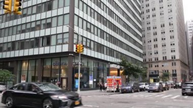 New York, Amerika Birleşik Devletleri - 9 Eylül 2023 Manhattan Financial District Water Caddesi kavşağı. Amerikan New York şehri hayatı. Şehir trafiği. Sarı taksi. İnsanlar yayalar, zebra.