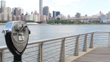 New York City rıhtım silueti, Manhattan Midtown binaları, nehir manzaralı gökdelenler. Rıhtım manzarası, kule manzarası, Gantry Plaza. Long Island, Queens 'te. Birleşik Devletler turizmi. Queensboro Köprüsü.