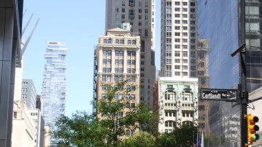 New York City kavşağı, Manhattan, Cortland, Church caddesi kavşağı tabelası. Şehir merkezindeki konut mimarisi, Birleşik Devletler gayrimenkulleri. Dünya Ticaret Merkezi yakınlarında köşe metni yol işareti.