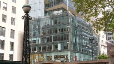 New York metro küresi, metro küre lambası. Metropolitan girişi, Manhattan. Kütüphane 'nin yanında 42 sokak, Bryant Park, Beşinci Cadde. Şehir merkezindeki toplu taşıma istasyonu girişi..