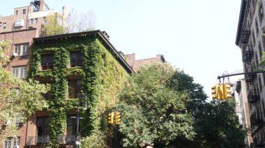 New York City klasik bina köşe mimarisi. Şehir dışındaki konutlar. ABD 'de gayrimenkul. Tipik tuğla cephe, Irving Pl, Manhattan Midtown. Çatıdaki su kulesi. Yeşil Duvar.