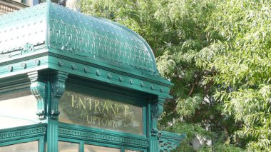 New York metrosu, Astor Place metro, yeşil demir kiosk. Metropolitan vintage giriş, halka açık yolcu taşımacılığı tarihi çıkış. NYC eski mimarisi, Manhattan, ABD.