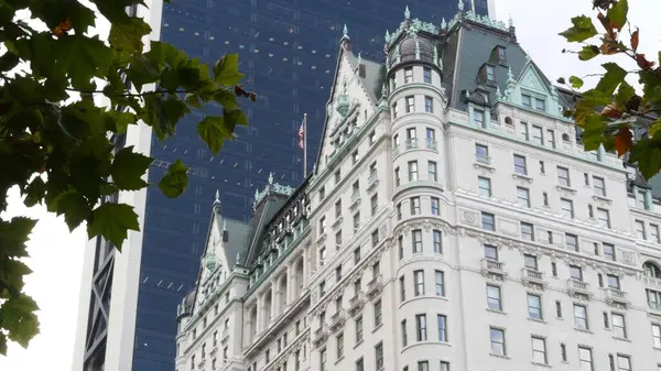 New York Şehri Manhattan Midtown. 5. Cadde 'deki Central Park, ABD. Amerika 'nın simgesi, NYC, ABD' deki şehir parkı. Grand Army Plaza, Pulitzer Plaza 'dan otel mimarisi.