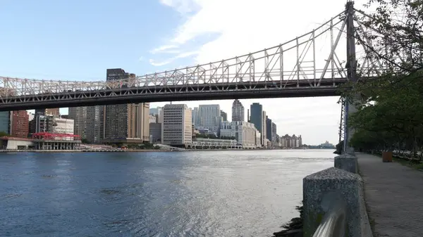 New York City rıhtımı, Queensboro Köprüsü, Manhattan Midtown binaları, nehir manzaralı gökdelenler. Roosevelt Adası 'ndan deniz kenarı manzarası. Birleşik Devletler mimarisi ve gayrimenkul.