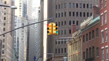 New York Şehri Su Sokağı kavşağı, sarı trafik ışığı, ulaşım yolu kavşağı, Birleşik Devletler. New York Aşağı Manhattan, şehir merkezindeki finans sektörü. Yükselen gökdelenler. Brod ve İnci.