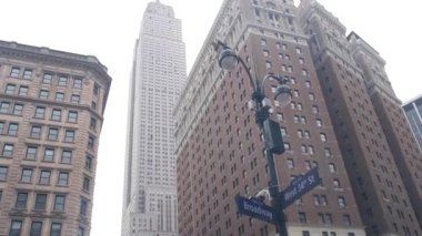 New York Şehri kavşağı, yol kavşağı tabelası. Empire State binası, Midtown bölgesi, Broadway, 34, NYC, ABD. Yükselen gökdelen mimarisi, Bway köşe metin yol işareti.