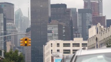 New York caddesi kavşağı, sarı trafik ışığı, ulaşım yolu kavşağı, Birleşik Devletler. Mimarlık. Queens, Long Island 'da. Manhattan şehri, şehir merkezi, gökdelenler.